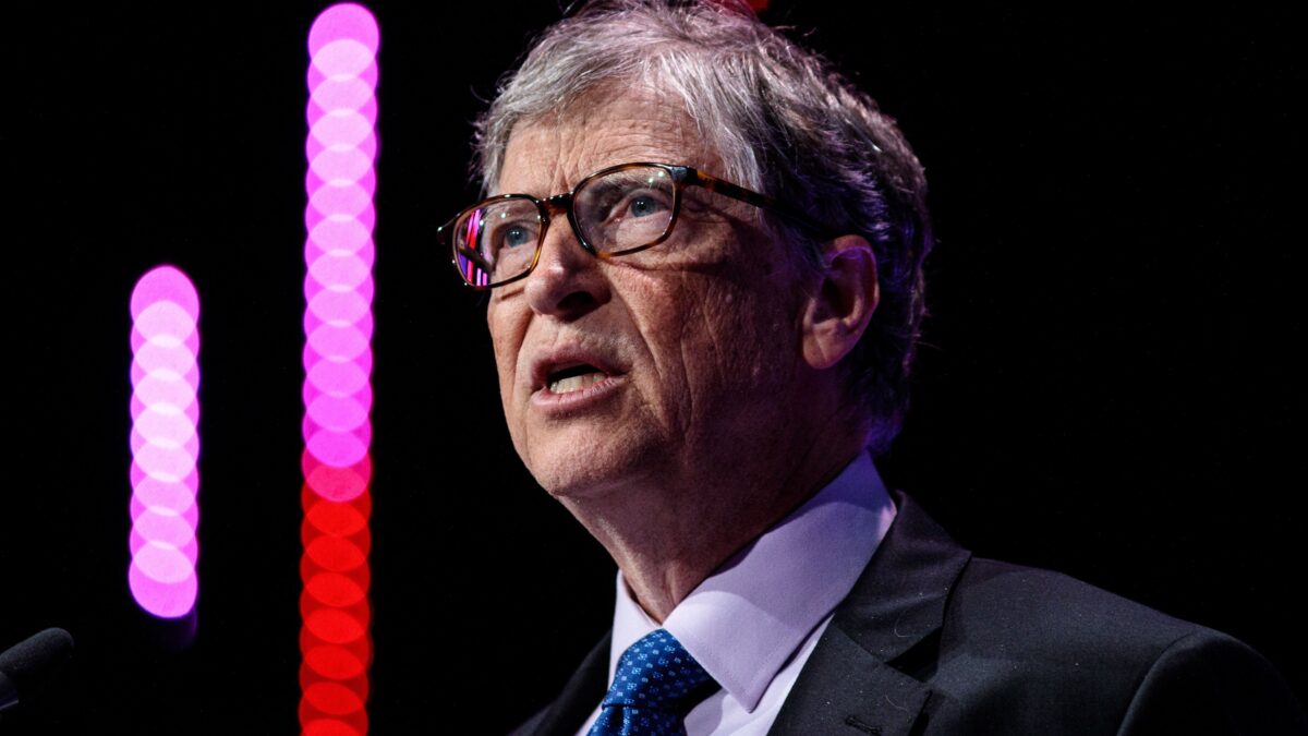 Gates, re Mida dei filantropi già si prepara a venderci il vaccino (e vuole decidere anche la fine del lockdown)