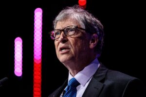 Gates, re Mida dei filantropi già si prepara a venderci il vaccino (e vuole decidere anche la fine del lockdown)