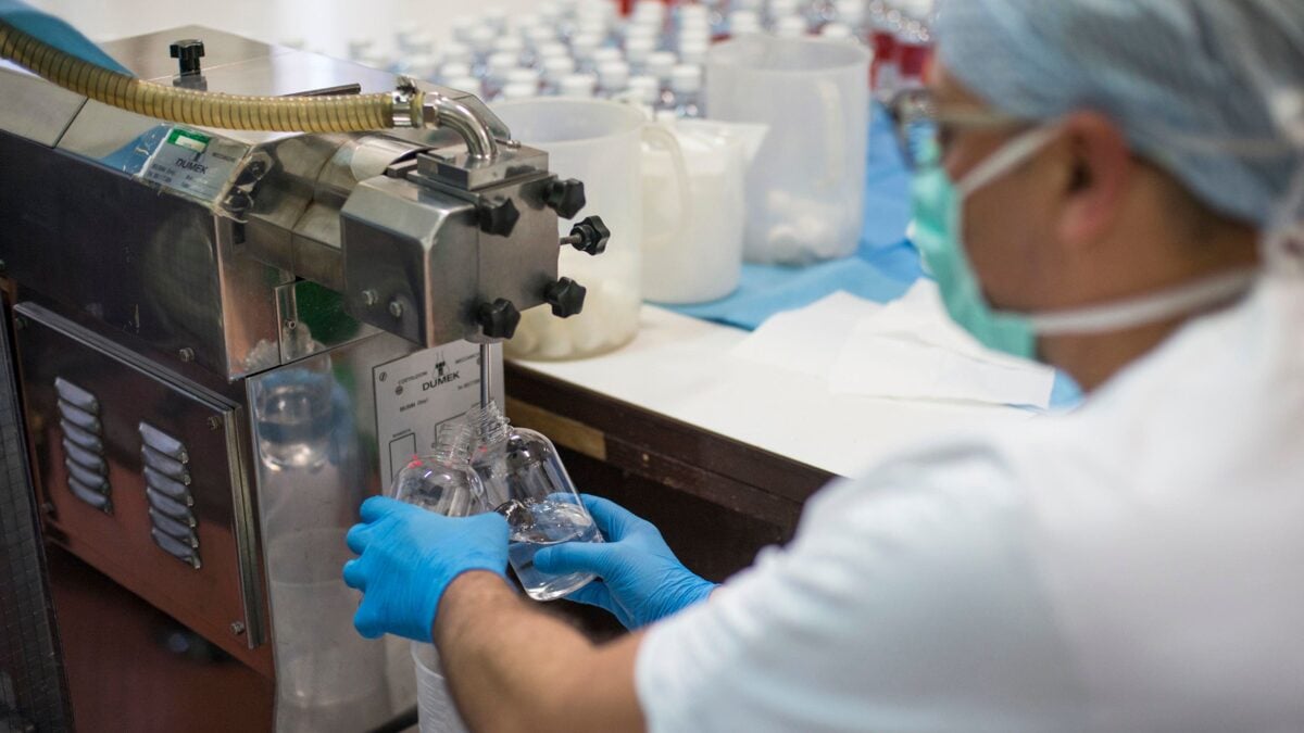 Farmaci, affari, bugie. Che cosa si nasconde dietro la corsa ai vaccini e alle cure
