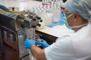 Farmaci, affari, bugie. Che cosa si nasconde dietro la corsa ai vaccini e alle cure