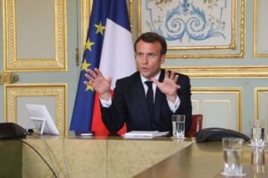 L’élite francese salvata dal coronavirus grazie ai gilet gialli e Berlino