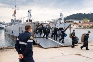 La portaerei di Macron non salpa: un terzo dell’equipaggio infetto