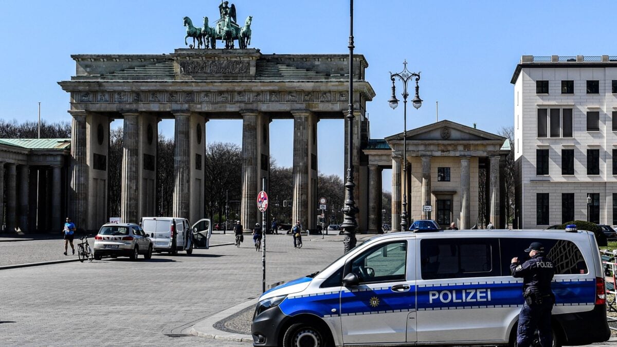 Legale tedesca critica la quarantena. La polizia la rinchiude in manicomio