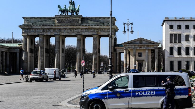 Legale tedesca critica la quarantena. La polizia la rinchiude in manicomio
