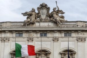 Gay, Pro Vita e Famiglia: «Consulta faccia prevalere il buon senso. Mercimonio bambini va sanzionato»