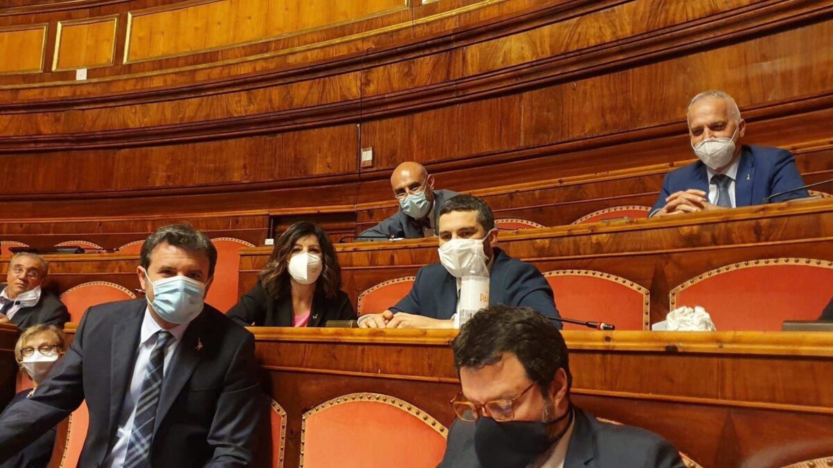 Il premier ricompare in Parlamento e scopre che tira aria di benservito