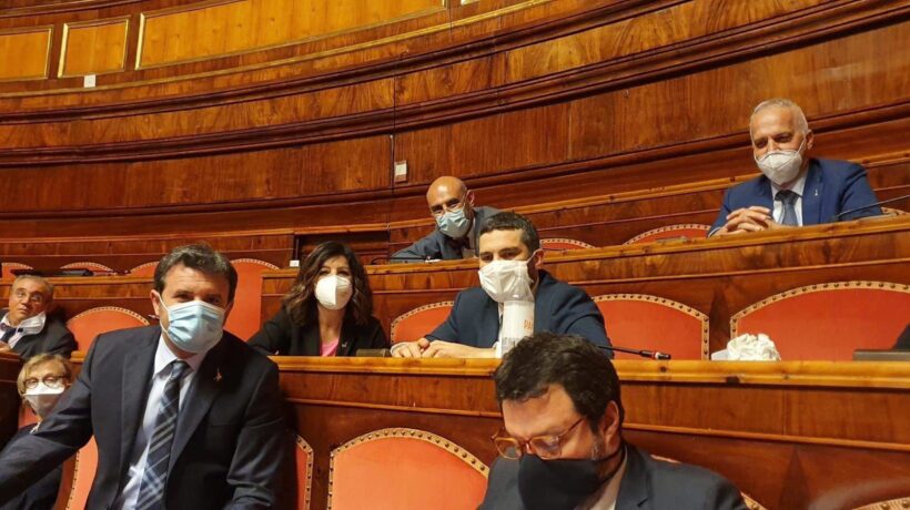 Il premier ricompare in Parlamento e scopre che tira aria di benservito
