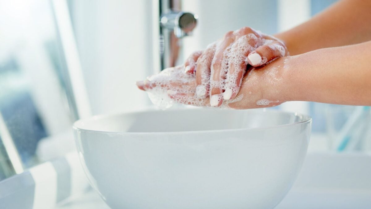 «Lavatevi le mani e restate a casa». Il medioevo tech degli iperconnessi