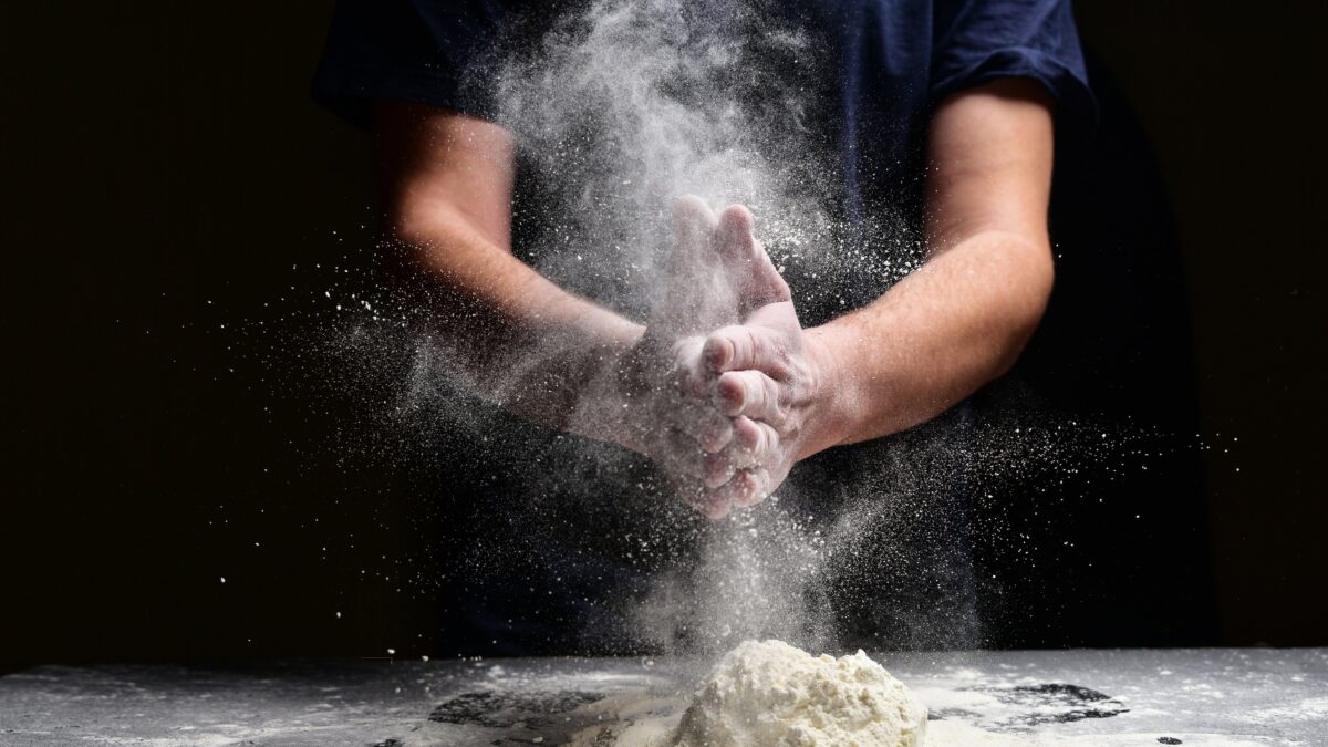Cuciniamo insieme: la pizza dolce di Pasqua e le uova farcite
