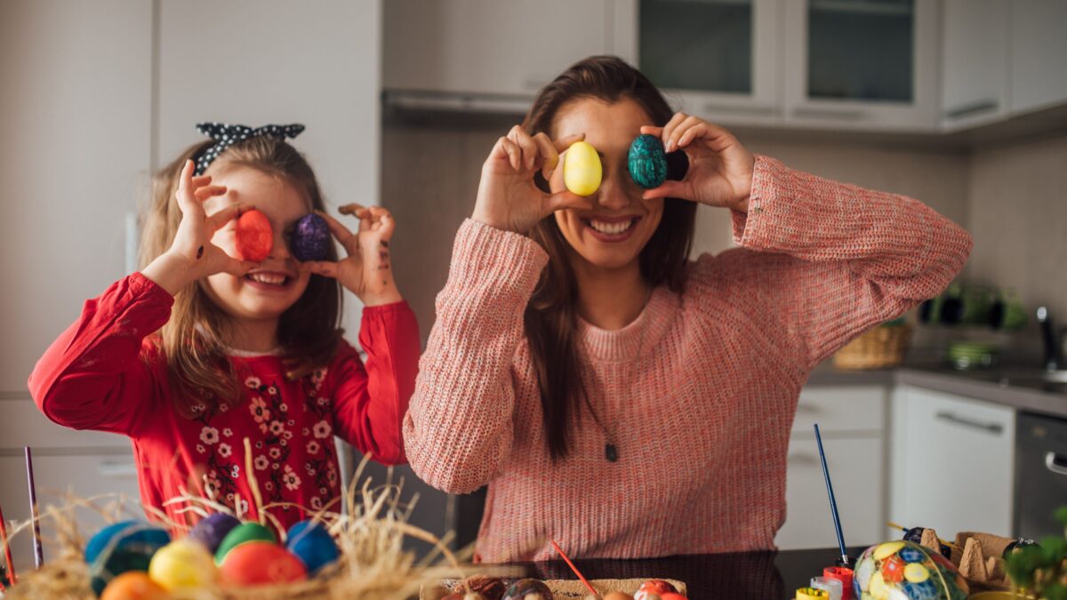 Buona Pasqua. Quest’anno si deve festeggiare al chiuso e senza esagerare