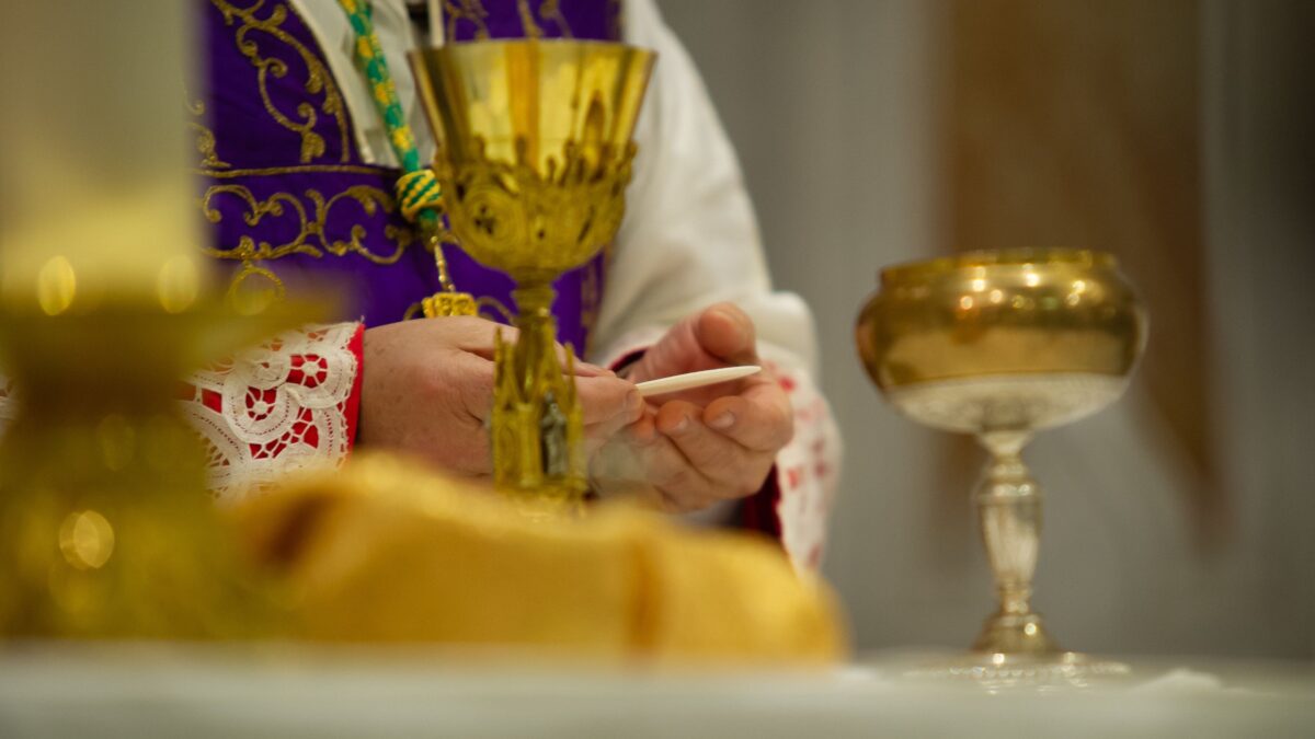 Appello per ripristinare le funzioni religiose