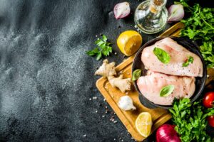 Cuciniamo insieme: scaloppine saporose all’acciuga con carciofi in padella