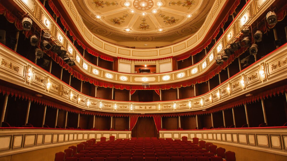 Dal palcoscenico al divano, il teatro  digitale per necessità