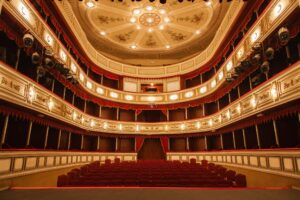 Dal palcoscenico al divano, il teatro  digitale per necessità