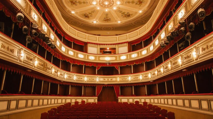 Dal palcoscenico al divano, il teatro  digitale per necessità