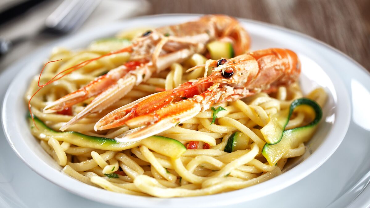 Cuciniamo insieme: bavette agli scampi, pomodorini e zucchine