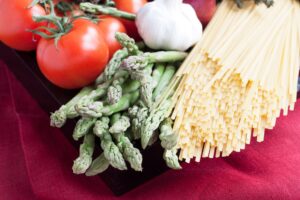 Cuciniamo insieme: linguine agli asparagi e acciughe con crema di pecorino toscano
