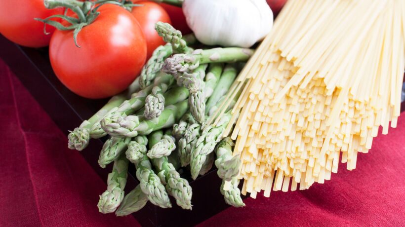 Cuciniamo insieme: linguine agli asparagi e acciughe con crema di pecorino toscano