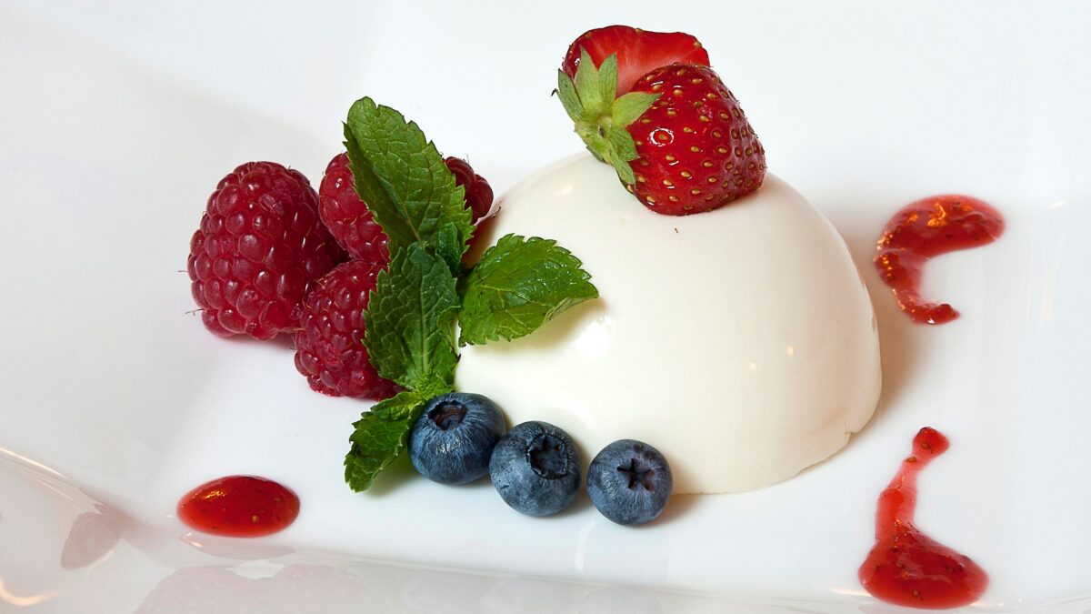Cuciniamo insieme: bavarese di lamponi con salsa di fragole