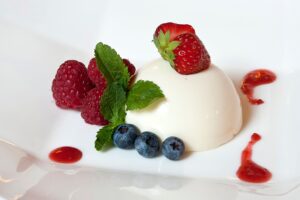 Cuciniamo insieme: bavarese di lamponi con salsa di fragole
