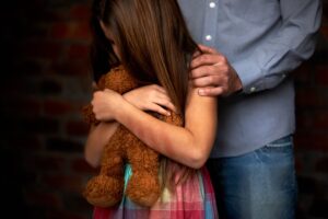 Giornata Bambini Vittime: «Ipersessualizzazione e pedofilia, un virus nascosto che colpisce i nostri bambini»