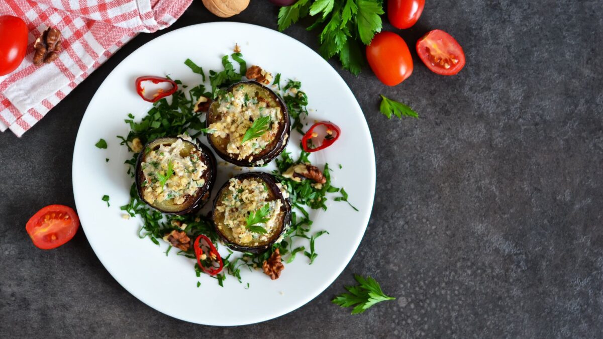 Cuciniamo insieme: millefoglie di melanzane, capesante e mozzarella di bufala con pesto al basilico