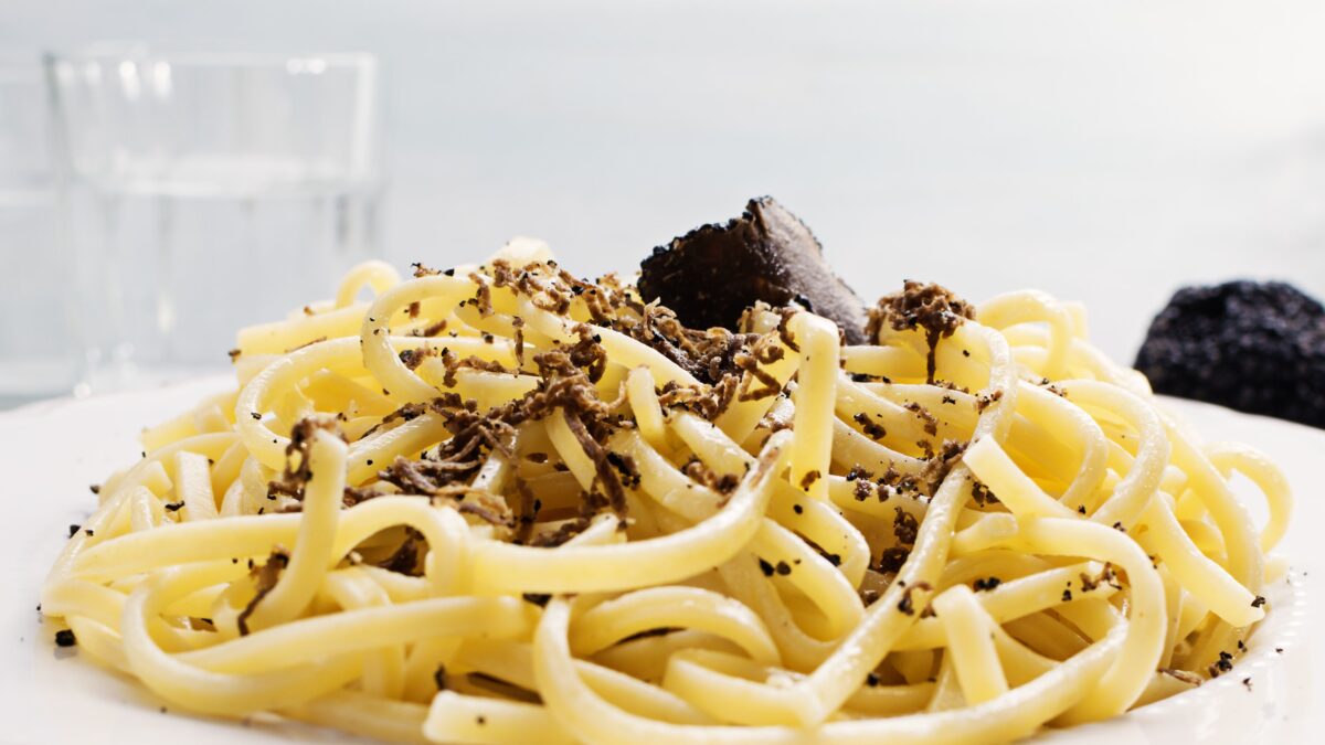 Cuciniamo insieme: strangozzi alla spoletina con tartufo e salsiccia
