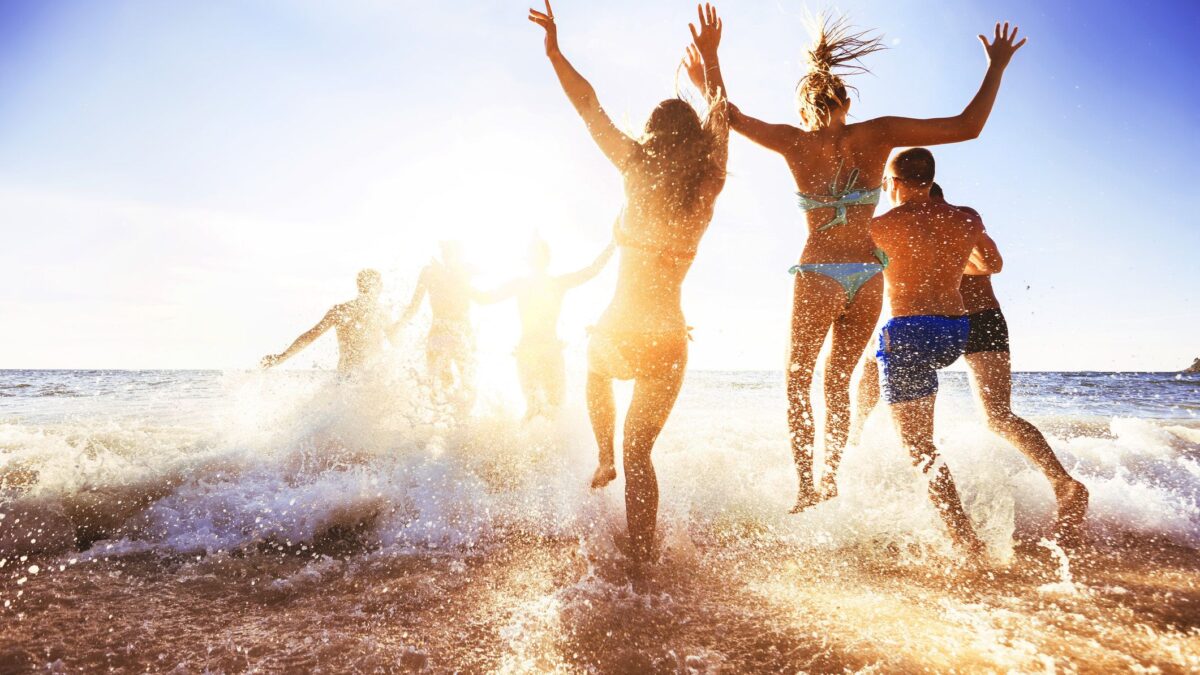 «Fare il bagno non è pericoloso. Al mare sì, ma separati dai nonni»