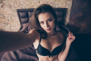 Milioni di donne guadagnano pubblicando i loro scatti sexy su Onlyfans