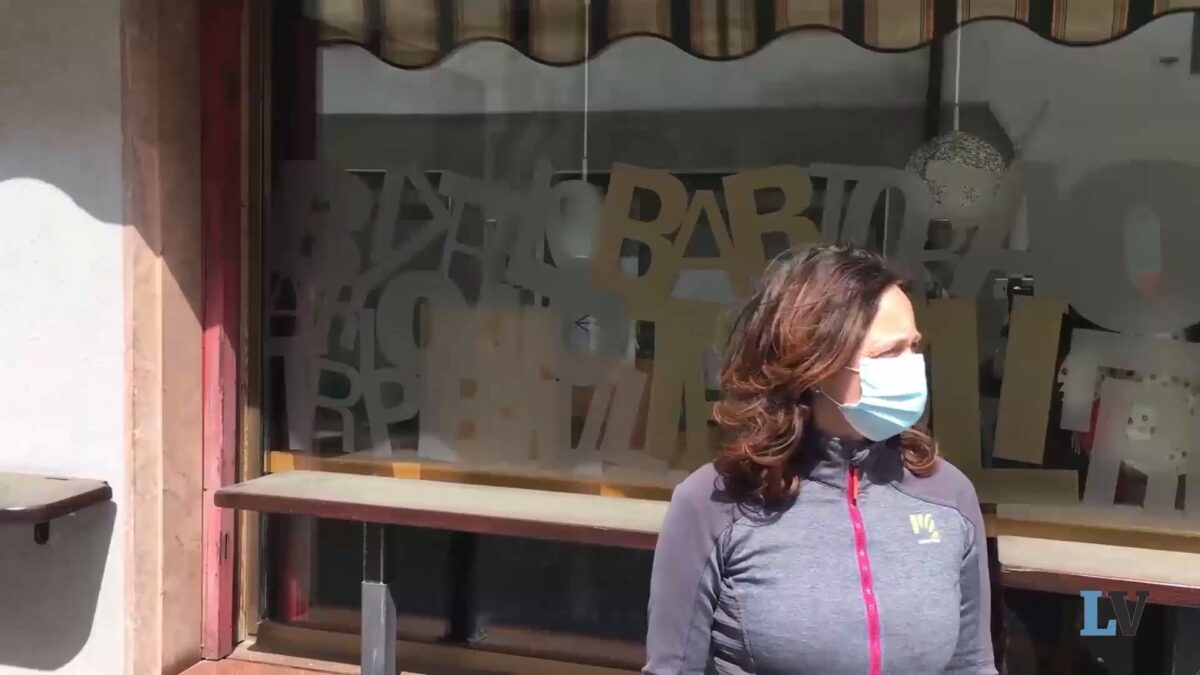 «Fateci aprire i negozi». La protesta pacifica e silenziosa dei commercianti di Tolmezzo
