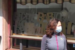 «Fateci aprire i negozi». La protesta pacifica e silenziosa dei commercianti di Tolmezzo