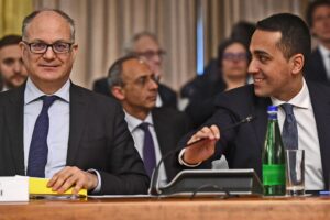 Gualtieri a parole diventa sovranista. Ma sui soldi veri gli resta il braccino