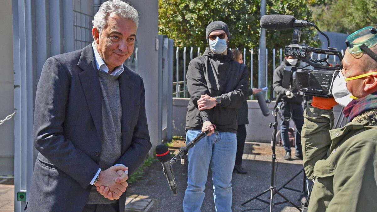 Arcuri prende in giro i dottori con mascherine «non autorizzate»
