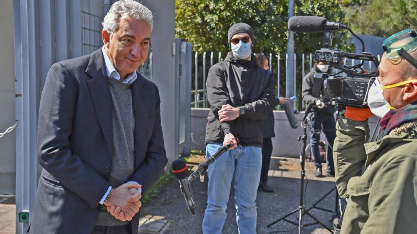 Arcuri prende in giro i dottori con mascherine «non autorizzate»