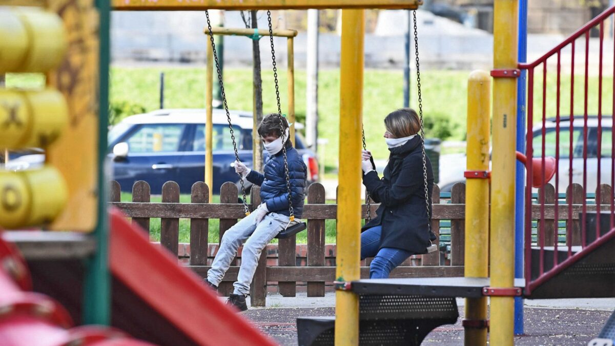 Animali a spasso, i figli no: tutti contro il Viminale