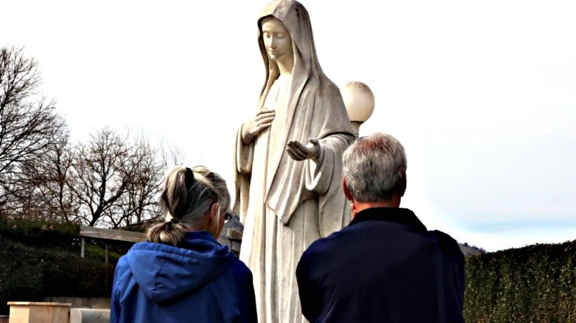 Medjugorje, Dio scrive dritto su righe storte