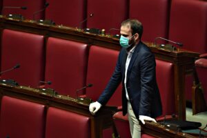 Oggi l’ultima parola sul Mes. E Gualtieri è spalle al muro
