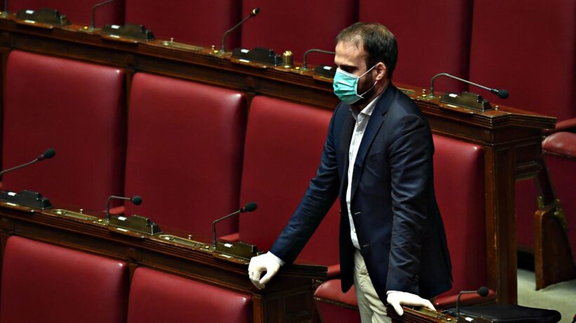 Oggi l’ultima parola sul Mes. E Gualtieri è spalle al muro