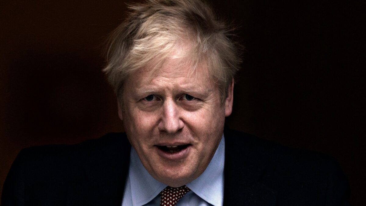 Le sinistre brindano per il ricovero di Boris Johnson in terapia intensiva
