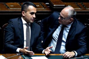 Lotte di potere all’ombra del virus. Gualtieri e Di Maio litigano per Sace