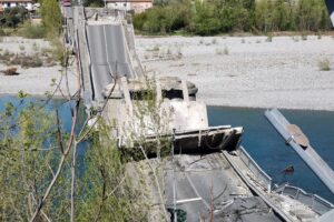 Crollato il ponte che per l’Anas era sicuro