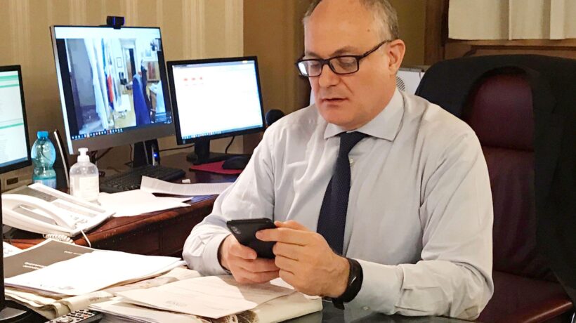 Gualtieri firma il disastro perfetto. Non porta a casa nulla e poi esulta