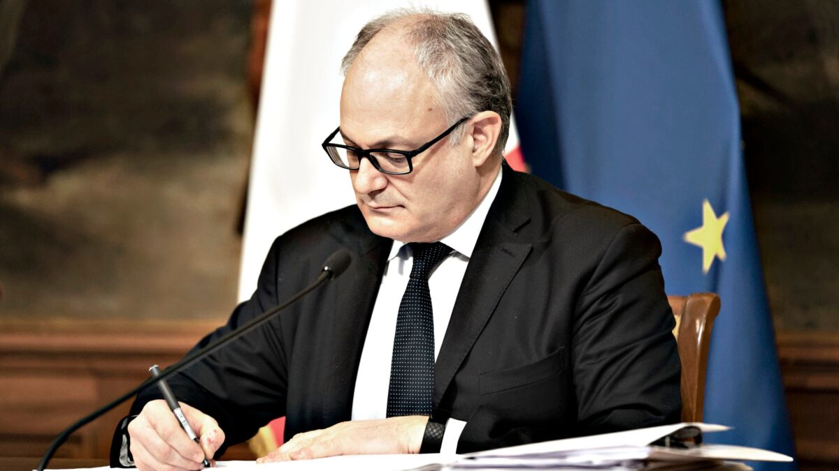 Il Mef di Gualtieri ignora il premier e media tra Pd e 5 stelle sulle nomine