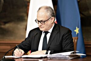 Il Mef di Gualtieri ignora il premier e media tra Pd e 5 stelle sulle nomine