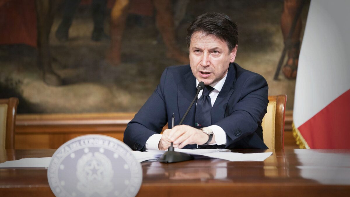 Nel delirio della fase due brillano solo le manette