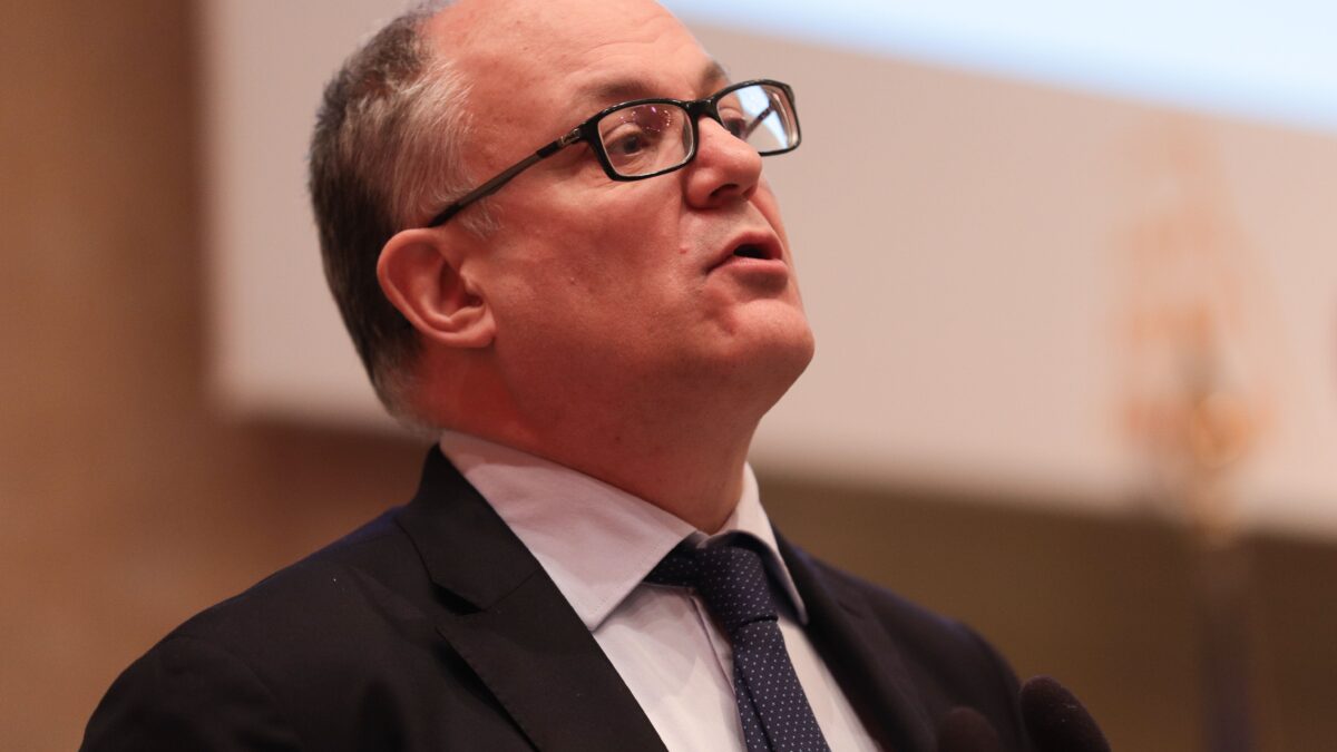 Il decreto Rilancio resta un miraggio. Ma il premier imbarca 11 esperte