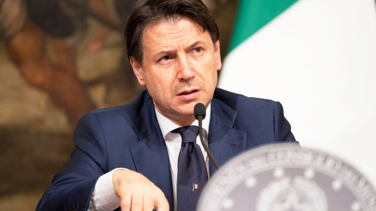 Conte si piega a buonsenso e Regioni. Poi torna in tv a parlarsi addosso