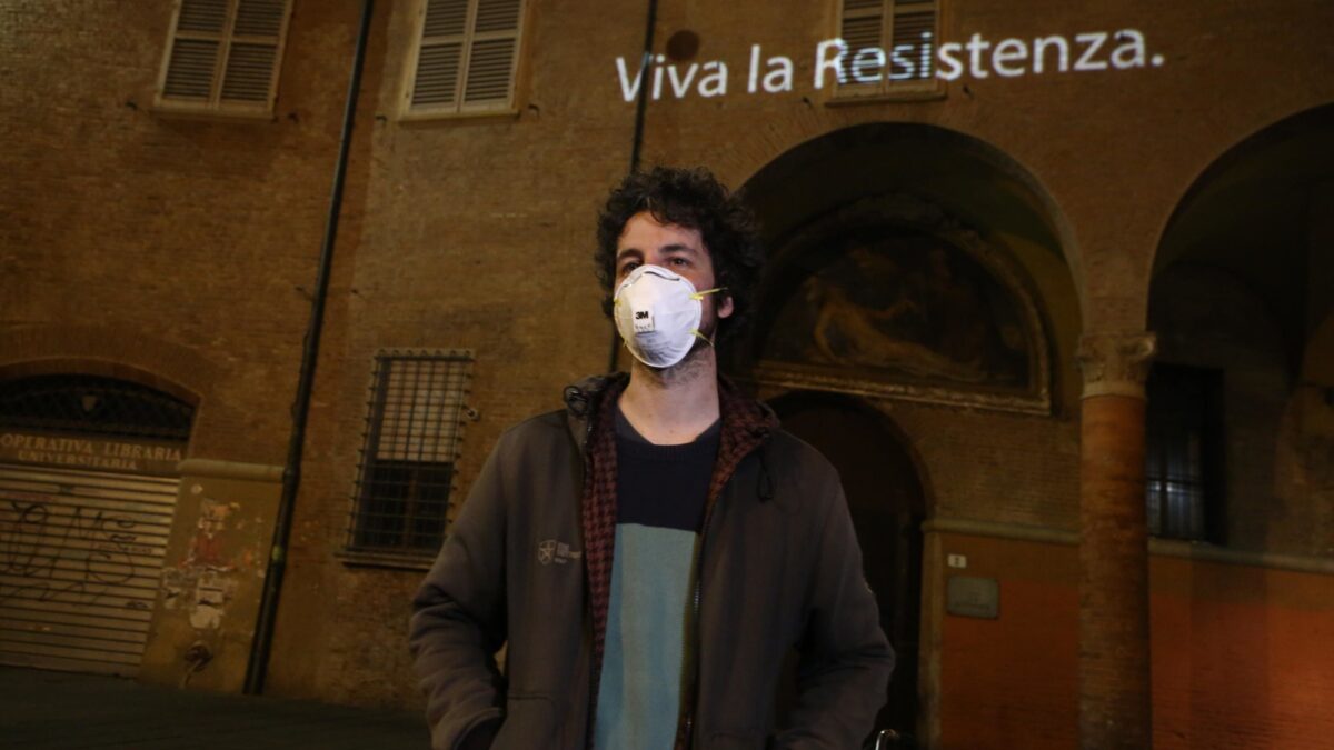 Mentre gli italiani sono sul lastrico Gualtieri si fa adulare dalle sardine