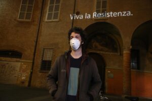 Mentre gli italiani sono sul lastrico Gualtieri si fa adulare dalle sardine