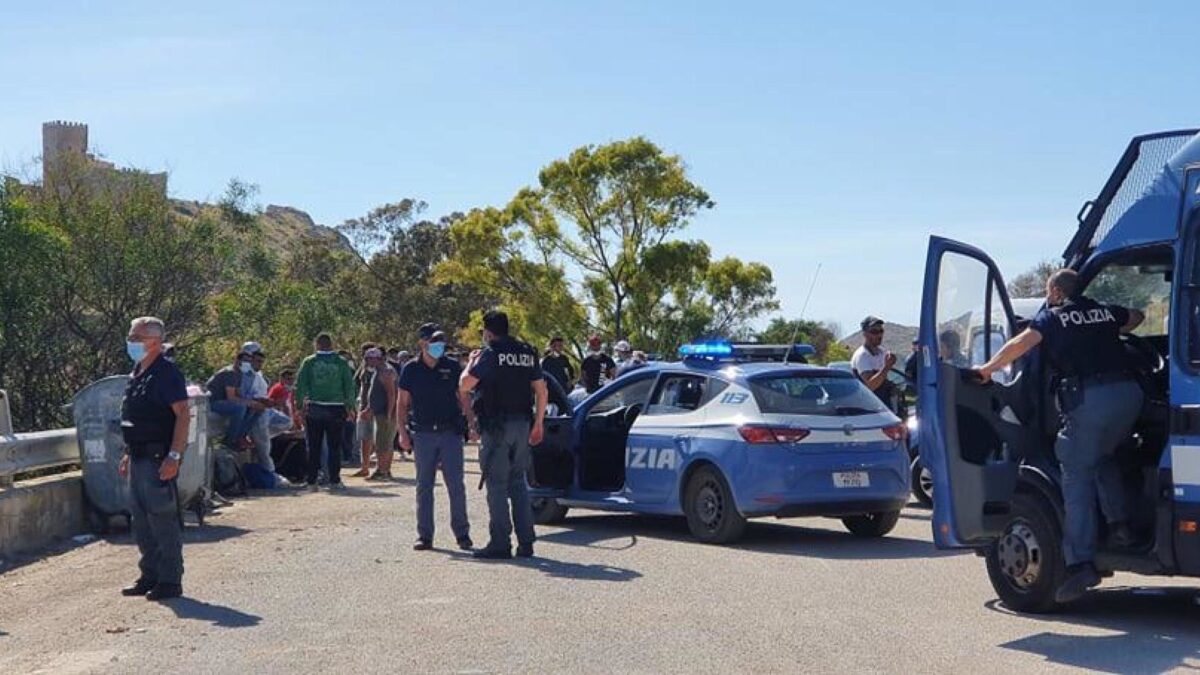 Agrigento, 400 migranti scaricati a due passi dalla riva
